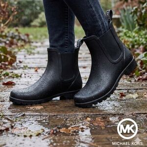 Michael Kors Black Rubber Booties Size
9 EUC